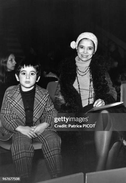 La comédienne Marie-José Nat et son fils au cirque le 18 décembre 1970 à Paris, France.