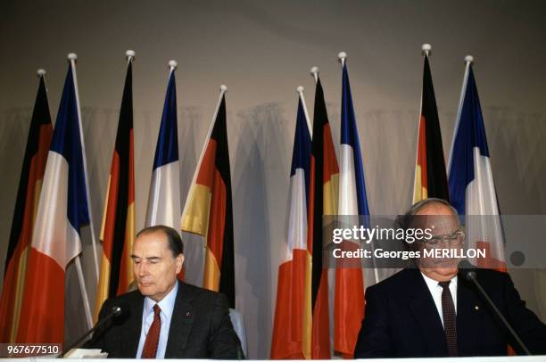 Le Président Mitterrand et le chancelier Helmut Kohl au sommet franco-allemand, 14 novembre 1987, Bonn, RFA.