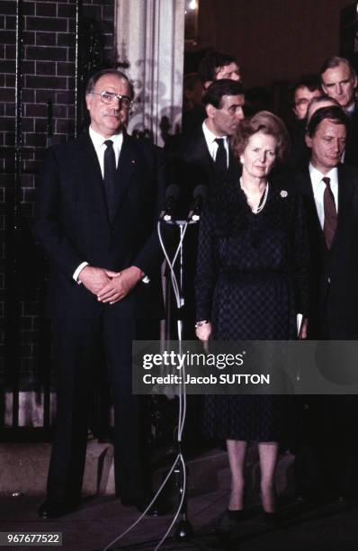 Le nouveau chancelier allemand Helmut Kohl en compagnie de Margaret Thatcher devant le 10 Downing street, le 19 octobre 1982, Londres,...