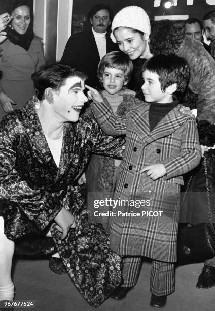 La comédienne Marie-José Nat et son fils avec un clown au cirque le 18 décembre 1970 à Paris, France.
