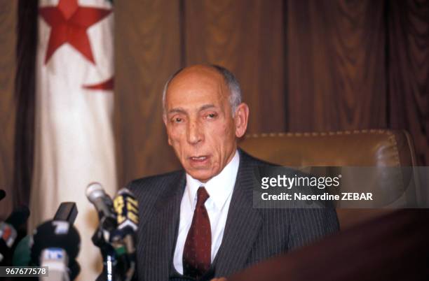 Le président Mohamed Boudiaf lors d'une conférence de presse le 16 février 1992 à Alger en Algérie.