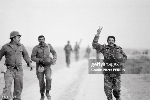 Soldats de l'armée irakienne triomphant après avoir infligé de graves revers à l'offensive iranienne dans la région des marais près de Baida le 22...