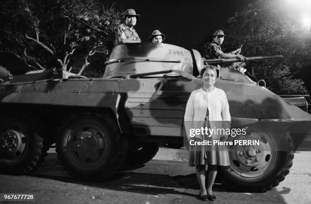 Une femme pose devant un groupe de soldats dans leur blindé à Guatemala City après le coup d'état militaire du général Efrain Rios Montt le 23 mars...