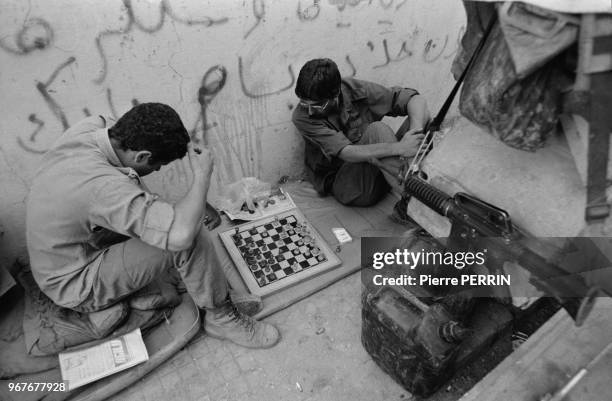 Des soldats israéliens jouent aux échecs lors d'un trêve à Beyrouth lors du conflit israélo-palestinien le 13 aout 1982, Liban.