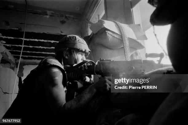 Un soldat israélien et sa mitrailleuse lors de combats contre des palestiniens de l'OLP à Beyrouth lors du conflit israélo-palestinien le 13 aout...