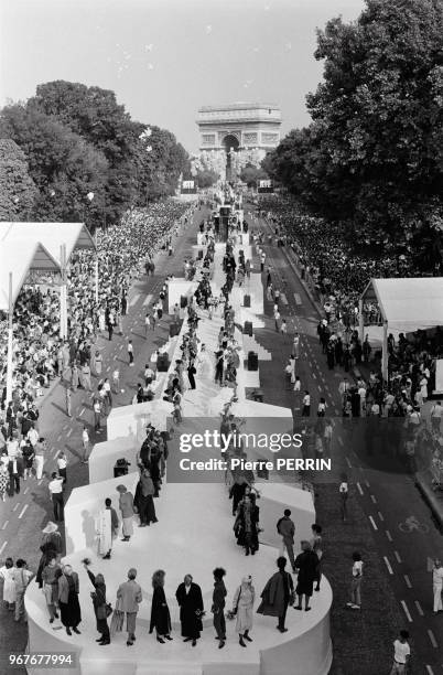 Top models ont défilé au milieu de l'avenue Foch devant plus de cent cinquante mille personnes dans le cadre du Festival de la Mode le 22 septembre...