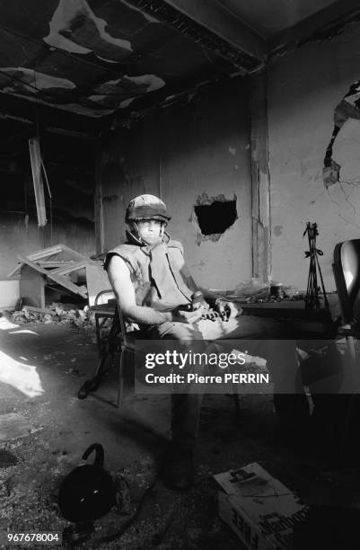 Un soldat israélien assis dans la pièce d'une maison en ruine à Beyrouth lors du conflit israélo-palestinien le 13 aout 1982, Liban.