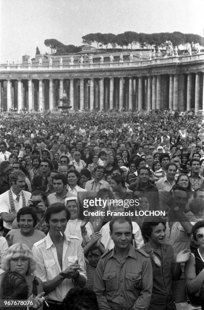 Foule sur la Place Saint-Pierre lors de l'élection du Pape Jean-Paul 1er à Rome le 26 aout 1978, Italie.