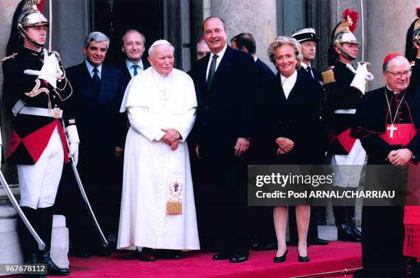 Le président de la République française Jacques Chirac et le Pape Jean-Paul II sur le perron de l'Elysée le 21 août 1997 à Paris, France.