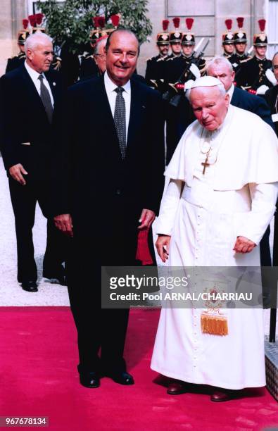 Le président de la République française Jacques Chirac et le Pape Jean-Paul II sur le perron de l'Elysée le 21 août 1997 à Paris, France.