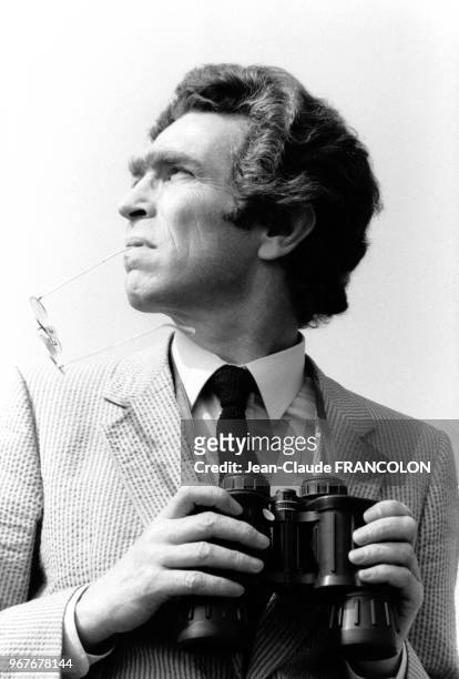 Portrait du ministre de l'Intérieur Pierre Joxe observant avec des jumelles les dispositifs anti-incendie dans le midi de la France le 30 août 1984...