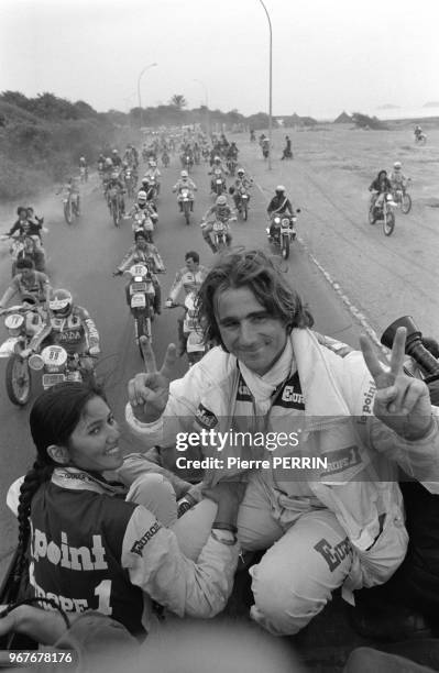 Thierry Sabine organisateur du rallye Paris-Dakar à l'arrivée du rallye à Dakar le 19 janvier 1982, Sénégal.