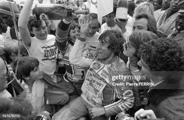 Cyril Neveu, vainqueur de la catégorie moto, célèbre sa victoire à l'arrivée du rallye Paris-Dakar le 19 janvier 1982, Sénégal.