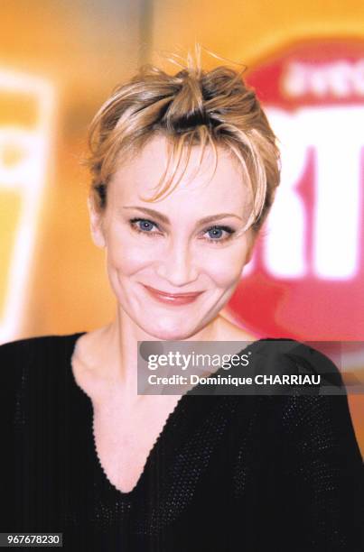 Portrait de la chanteuse française Patricia Kaas en dédicace à la FNAC des Champs-Elysées le 18 mai 1999 à Paris, France.