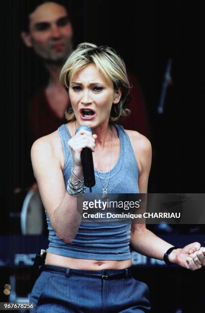 Portrait de la chanteuse française Patricia Kaas en concert à l'hôpital Necker pour la Fête de la Musique le 21 juin 2000 à Paris, France.