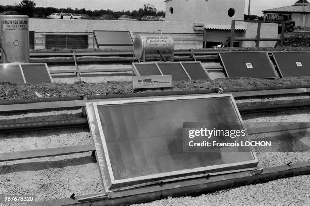 Panneaux solaires sur le toit d'un batiment à Méjannes-le-Clap le 17 juin 1975, France.