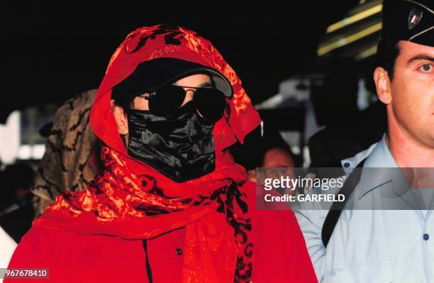 Portrait du chanteur américain Michael Jackson, le visage recouvert d'un masque et de lunettes de soleil, le 30 juin 1999 à Paris, France.