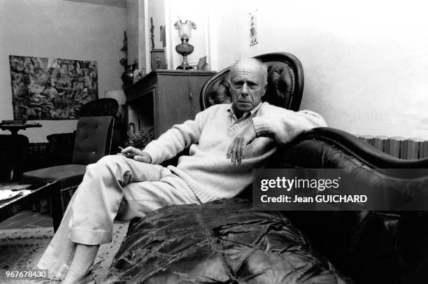 écrivain Claude Simon, prix Nobel de Littérature 1985, photographié dans son salon à Salses-le-Château, France le 18 octobre 1985.