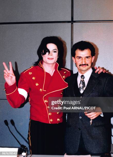 Conférence de presse du chanteur américain Michael Jackson et de l'homme d'affaires et industriel saoudien Prince Al Walid au Palais des Congrès le...