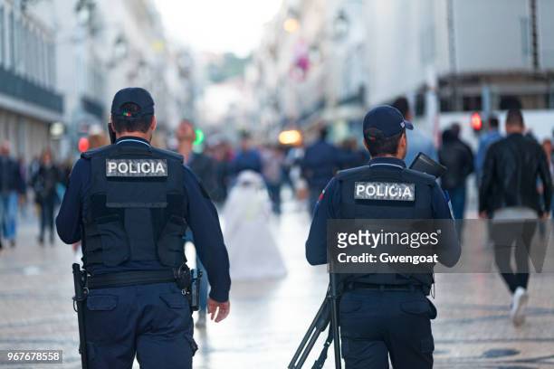 poliziotti portoghesi a lisbona - cultura portoghese foto e immagini stock