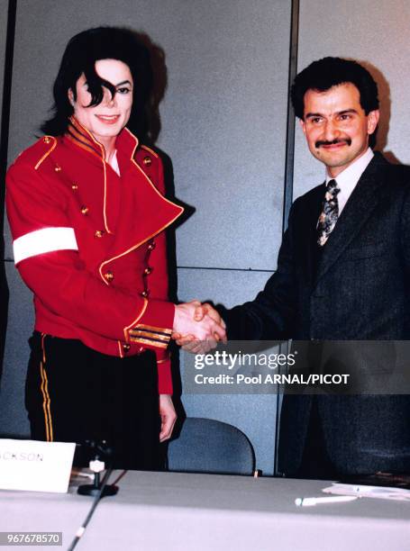 Conférence de presse du chanteur américain Michael Jackson et de l'homme d'affaires et industriel saoudien Prince Al Walid au Palais des Congrès le...