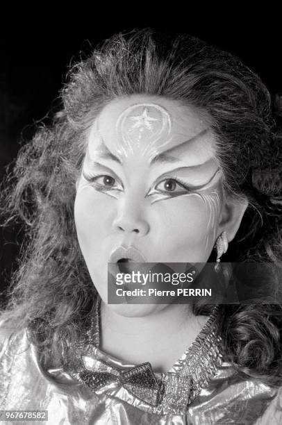 La chanteuse au visage peint Kimera le 20 février 1985 à Paris, France.