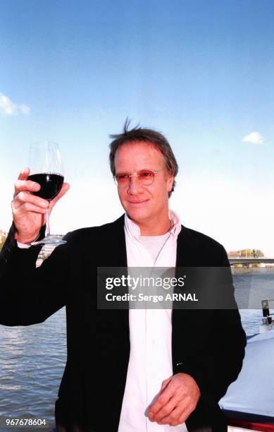 Portrait de l'acteur français Christophe Lambert présentant sa première cuvée Côte du Rhône, les Garrigues de Beaumard-Lambert le 20 octobre 1998 en...