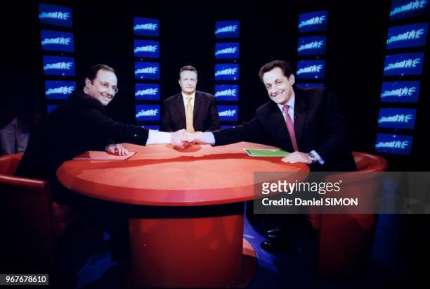 Poignée de main entre les hommes politiques François Hollande et Nicolas Sarkozy lors du débat télévisé de l'émission de télévision 'Public'...