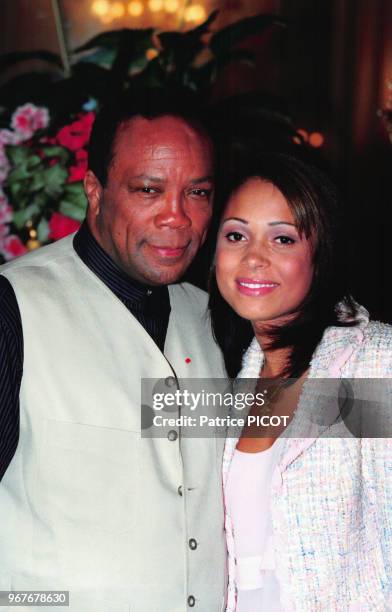 Portrait du trompettiste et compositeur américain Quincy Jones et de sa compagne Tamia le 30 avril 1996 à Paris, France.