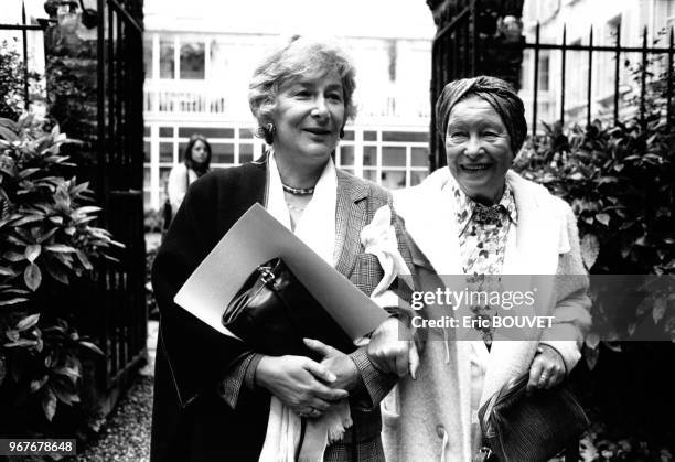 Portrait d'Yvette Roudy, ministre des Droits de la Femme, et de l'écrivaine Simone de Beauvoir avant un débat sur les Femmes et l'Etat le 15 mai 1984...