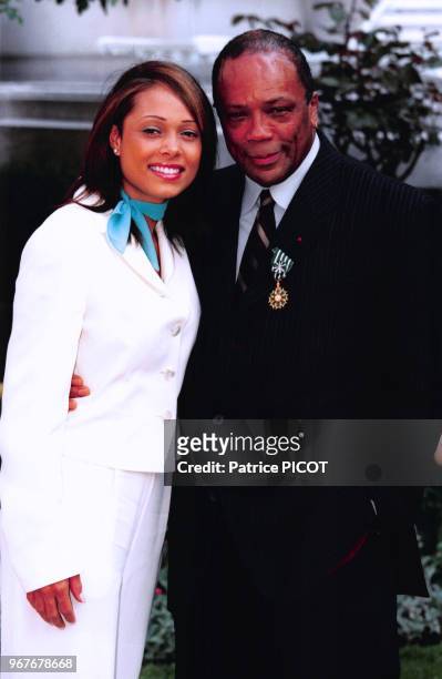 Portrait du trompettiste et compositeur américain Quincy Jones et de sa compagne Tamia le 27 avril 1996 à Paris, France.