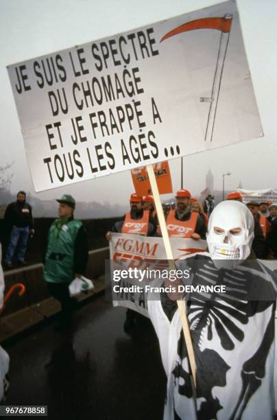 Manifestants contre le chômage en Europe brandissant des pancartes le 20 novembre 1997 à Luxembourg, Luxembourg.