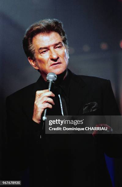 Portrait du chanteur Eddy Mitchell en concert à Bercy le 20 janvier 2000 à Paris, France.