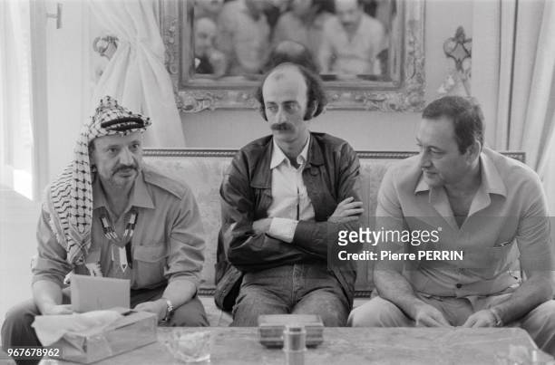 Yasser Arafat, le leader druze Walid Joumblatt et Nabih Berri, leader du mouvement chiite Amal lors d'une réunion avant le départ du leader...