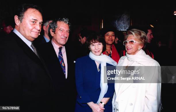 Roger Hanin, Danielle Mitterrand et sa soeur Christine Gouze-Rénal lors d'une vente privée le 17 décembre 1998 à Paris, France.