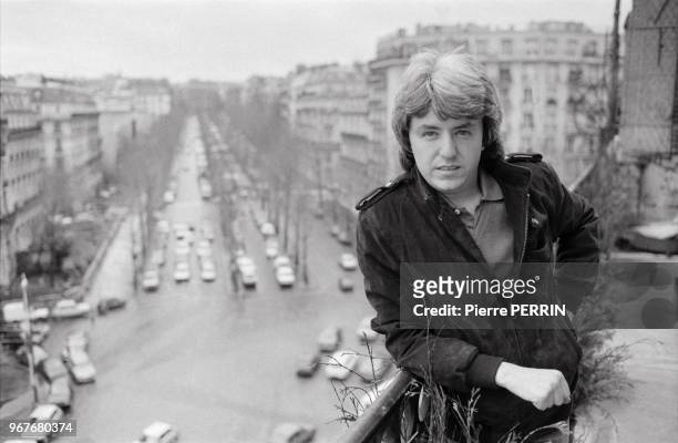 Le musicien Cerrone chez lui le 15 décembre 1982 à Paris, France.