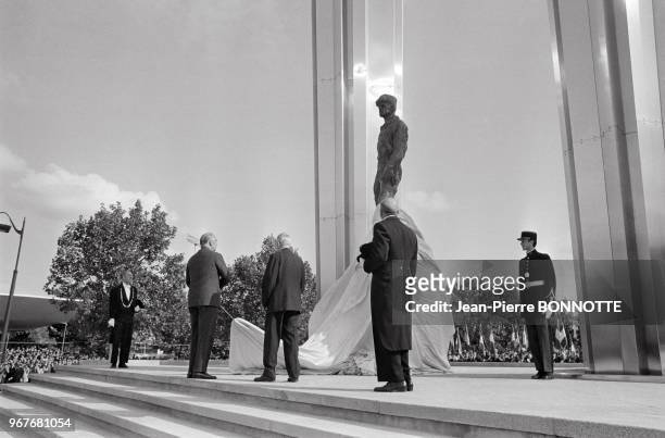 Le président de la République Georges Pompidou, à gauche, lors de l'inauguration du monument dédié au maréchal Leclerc à la porte d'Orléans le 24...