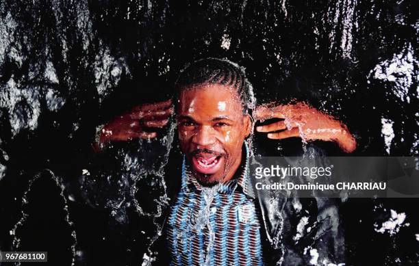 Portrait du rappeur français Ménélik sous l'eau pour le tournage de son clip 'Tout baigne' le 17 septembre 1999 à Paris, France.