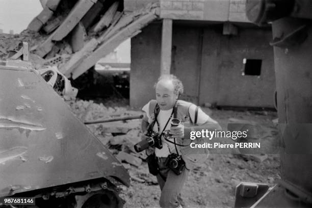 Le photographe Michel Philippot durant la bataille de Souk El Gharb pendant le conflit libanais le 22 septembre 1983, Liban.