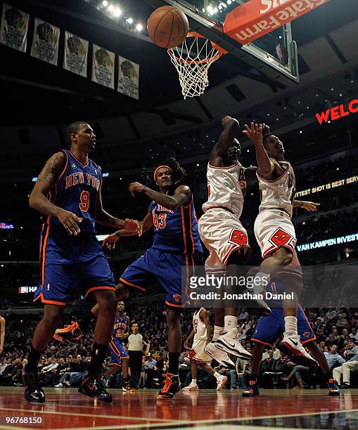 The ball gets away from Jonathan Bender and Jordan Hill of the New York Knicks as well as Chris Richard and James Johnson of the Chicago Bulls at the...