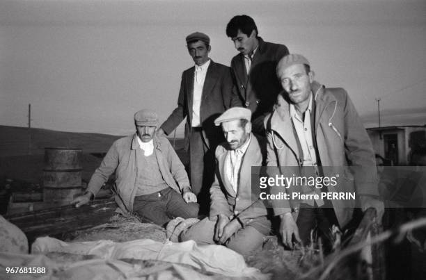 Rescapés du violent tremblement de terre en Anatolie orientale le 31 octobre 1983, Turquie.