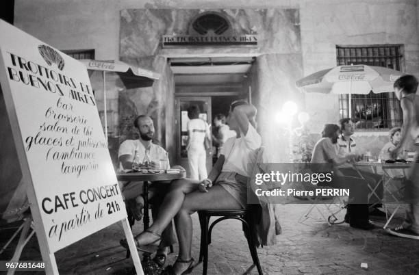 Terrasse du café 'Trottoirs de Buenos Aires' dans le quartier des Halles le 26 juillet 1983 à Paris, France.