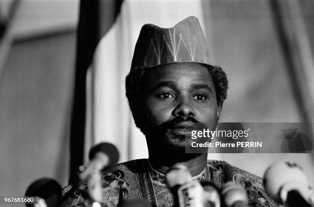 Le chef de l'Etat tchadien Hissène Habré tient une conférence de presse lors du conflit avec la Libye le 16 août 1983 à N'Djaména, Tchad.