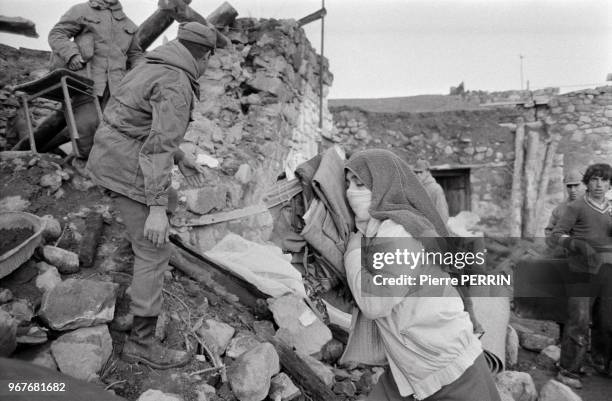 Victimes du violent tremblement de terre cherchant des survivants dans les restes d'une maison effondrée en Anatolie orientale le 31 octobre 1983,...