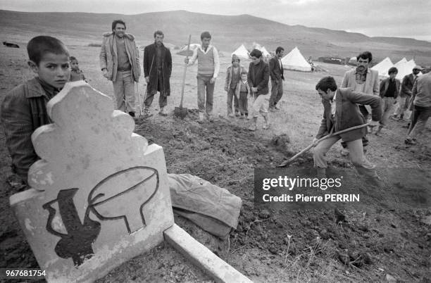 Inhumation de victimes du violent tremblement de terre en Anatolie orientale le 31 octobre 1983, Turquie.