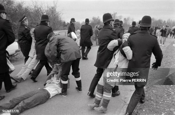 Manifestation contre l'arrivée des missiles de croisière Cruise sur la base anglo-américaine de Greenham Common le 15 novembre 1983, Royaume-Uni.