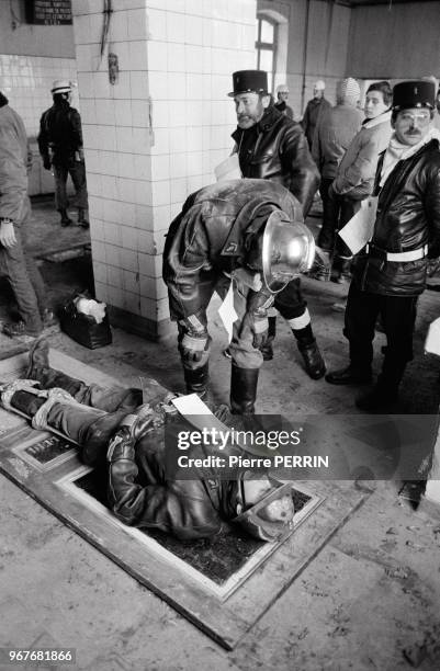 Pompiers lors d'un exercice de simulation d'un tremblement de terre le 17 décembre 1983 à Belfort, France.