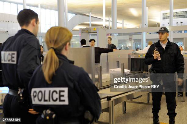 Control des passagers à l'aéroport le 30 décembre 2009 à Roissy, France.