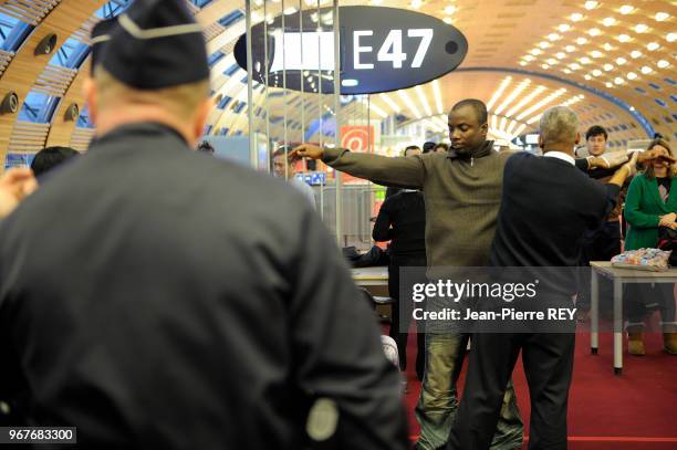 Brice Hortefeux c'est rendu à l'aéroport de Roissy pour le renforcement de la sécurité aérienne dans les aéroports Roissy le 30 décembre 2009.
