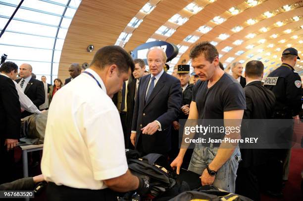 Brice Hortefeux c'est rendu à l'aéroport de Roissy pour le renforcement de la sécurité aérienne dans les aéroports le 30 décembre 2009 à Roissy,...